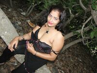 Chubby Indian MILF pics for MILF lovers