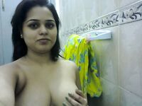 Big boobs Indian girls showing her big boobs on cam