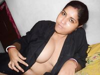 Naughty Bengali Boudi big boobs show photos