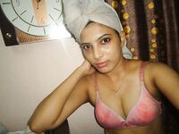 Naked pictures of Indian big boobs hot bhabhi before bath