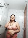 Mature Indian MILF nude bath and video call chat