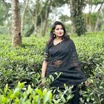 Desi girl in saree shown her naked body parts