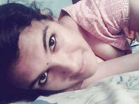 Indian girl in saree revealed her naked curves