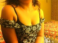 Hot Indian Girl Showing Cleavages Big Tits