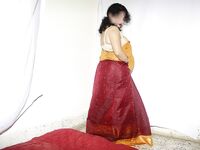 Big round ass wife showing her busty ass on camera