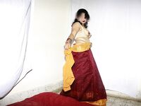 Big round ass wife showing her busty ass on camera