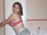 Indian babe sexy lingerie bedroom pics