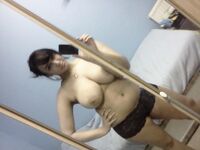 Plumpy indian girl taking her naked pic from her mobile