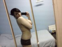 Plumpy indian girl taking her naked pic from her mobile