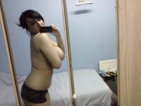 Plumpy indian girl taking her naked pic from her mobile