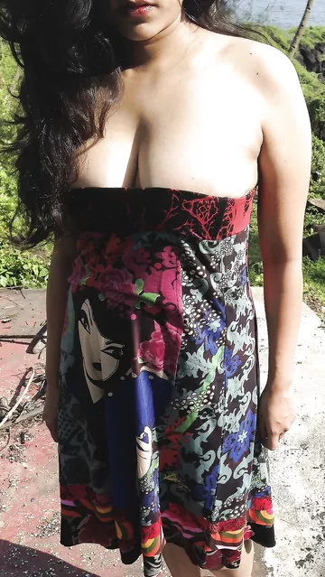 Big tits Indian wife Shilpa boobs show outdoor