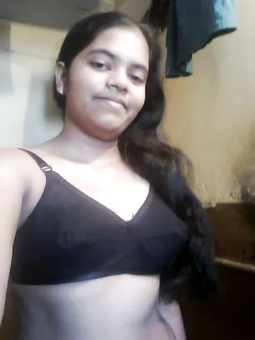Cute looking Indian girl nude pics leaked online