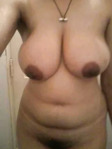 Desi nude pics of house wife taking a bath and clicking naughty pics