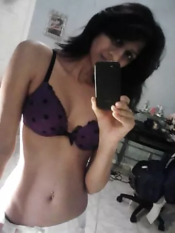 Sexy Indian girl clicks Seductive Selfies for lover