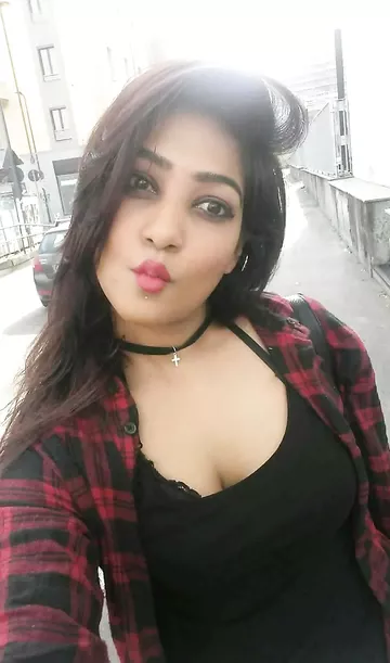 Private pics of a sexy house wife shared by one of our users