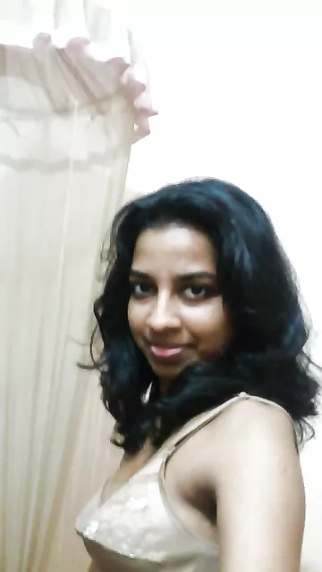 Cute looking Kerala girl invites you to see her hot pictures