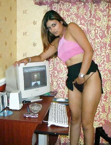 Busty Gujju bhabhi showing hairy cunt