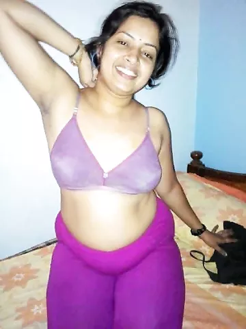 Cute Desi Bhabhi nude pics to arouse your sex mood