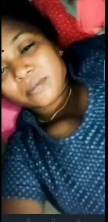 Cute Indian bhabhi showing naked boobs photos