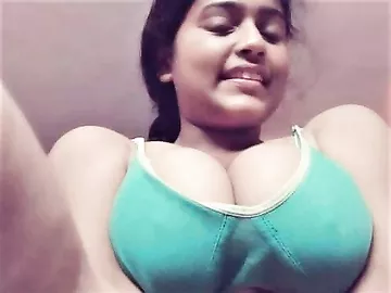 Big boobs Tamil girl exposing her boobs on cam