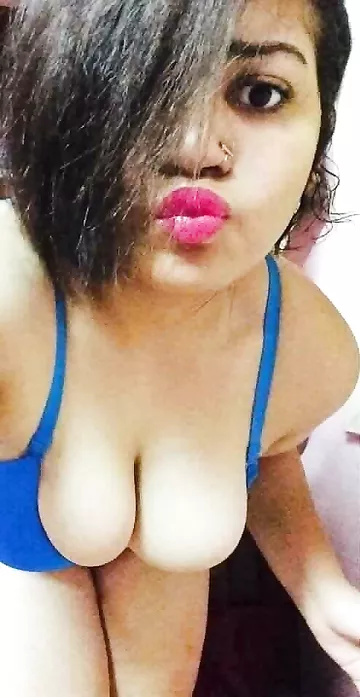 Busty wife sexy pics leaked online