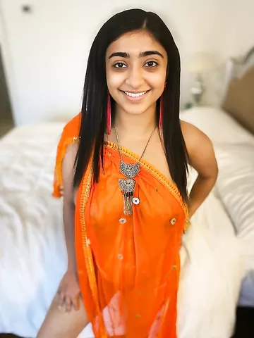 Super busty Indian girl nude pics