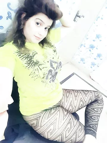 Hot sexy Pakistani beauty exposing her private parts