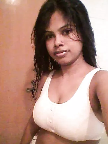 Married Bangla girl exposing her naked figure
