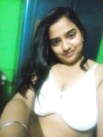 Desi busty girl nude pics shared on the net