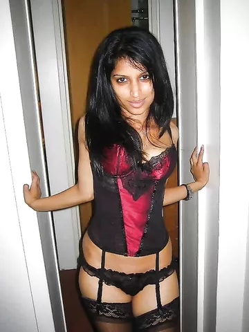 Indian sex photos of secretary in Saree sucking cock