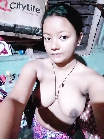 Young Bangla girl nude photos shared on the internet