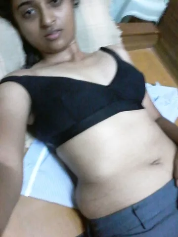 Sexy skinny Indian girl nude selfie pics