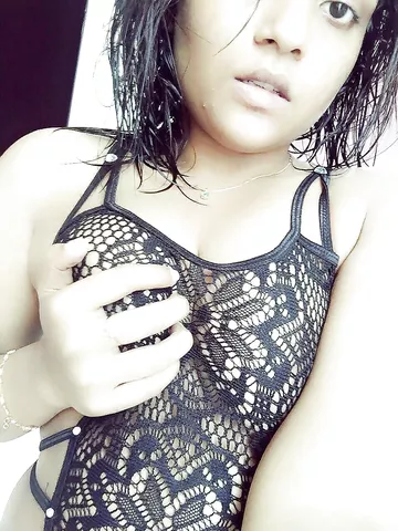 Seductive young Maldives girl nude pics