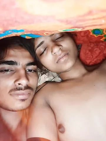 Small boobs Indian girlfriend nude sex photos