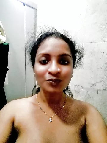 Tamil young girlfriend's Topless selfies