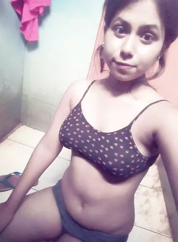 Sexy girlfriend nude pics leaked out