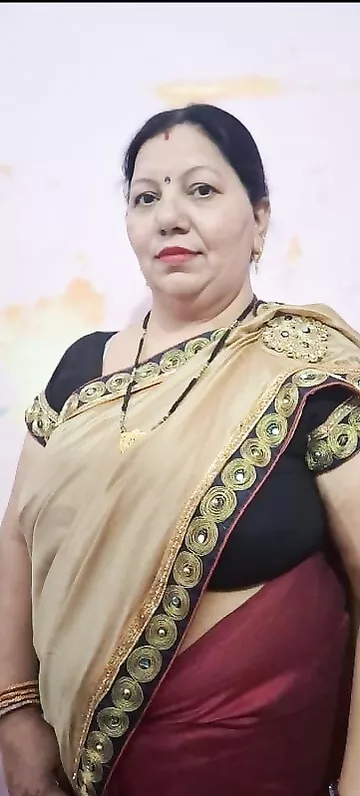 Busty aunty in saree changes dress and shows big boobs