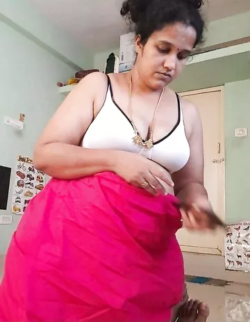 Busty Telugu aunty nude before secret lover