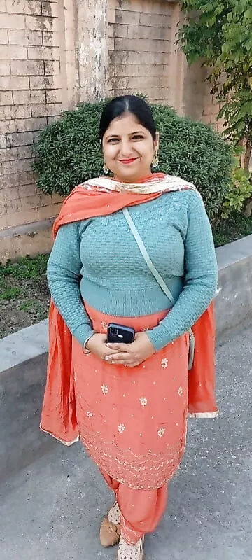 Busty Indian aunty bath and nude photos galore