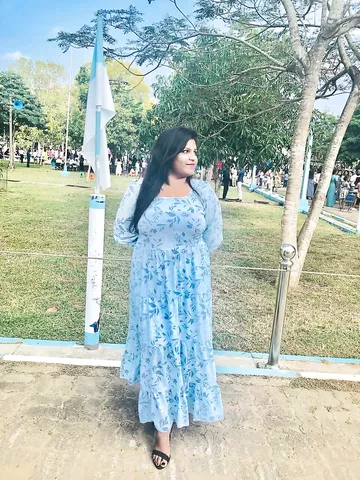 Srilankan busty aunty showing big melons pictures