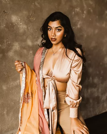 She Tastes Like Cinnamon And Honey Tonight