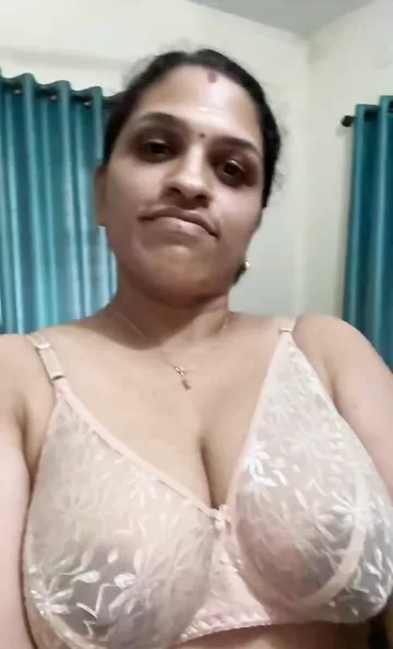 Tamil aunty Supriya shows big boobs and naked pussy