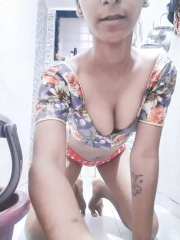 Sexy Desi teen photos going viral on the net