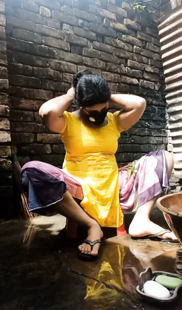 Masked Bengali bhabhi nude bathing and peeing
