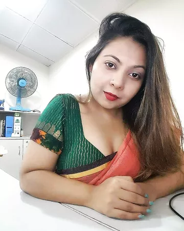 Hot Indian Bhabhi Boob Show in Transparent Blouse