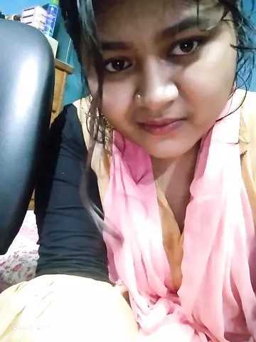 Chubby Desi bhabhi nude boobs showing pics