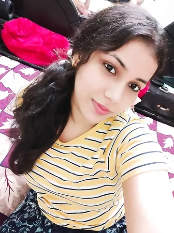 Sexy girl cleavage show in bra selfies viral online