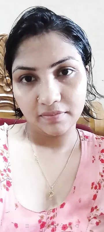Sharp nipples bhabhi showing boobs in selfies