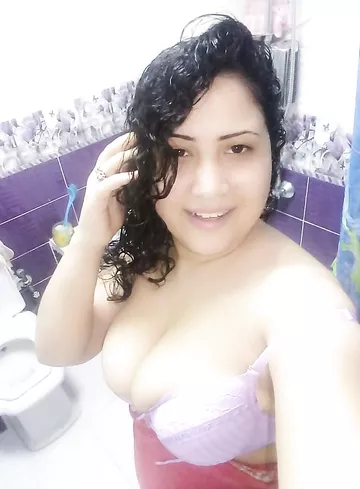 Big boobs MILF sharing naked selfie full photos