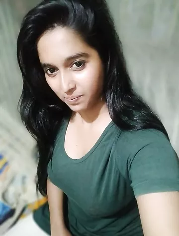 Sexy girlfriend bathing topless with big boobs show